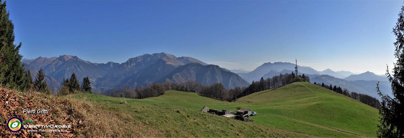 50 Verde pianoro pascolivo di Baita Campo (1442 m) con vista da sx in Pietra Quadra-Menna-Alben.jpg